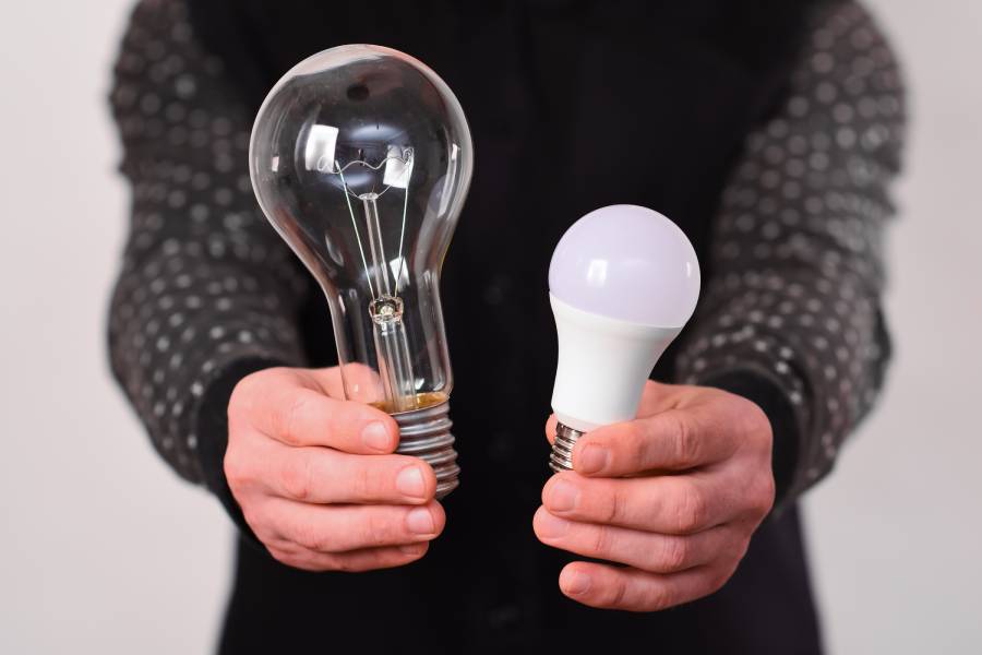 bombillas LED en lugar de bombillas incandescentes para ahorro energético