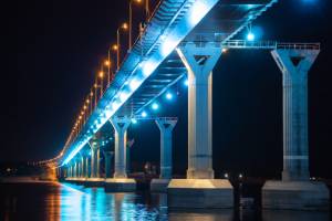 gran puente iluminado con luminarias LED industriales
