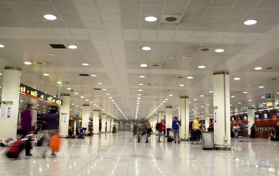 interior de aeropuerto con instalación de iluminación LED industrial