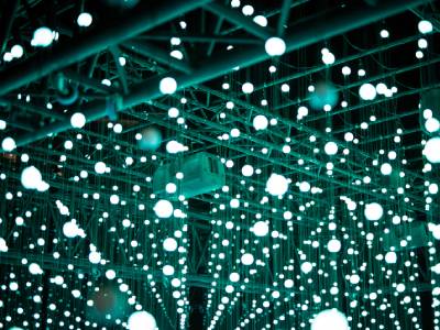 techo de nave con malla de lámparas LED